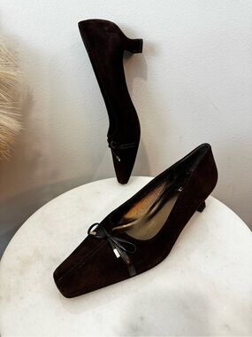 Stuart Weitzman Dark Brown Suede Low Heel Pumps with Bow Accent Sz 9